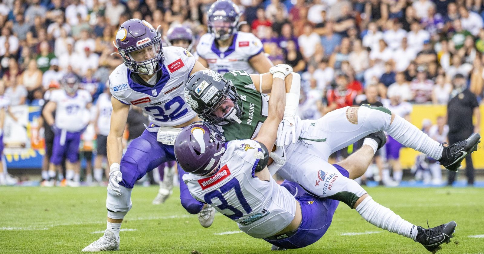 (V.l.) Raffael Wenninger (Vienna Vikings), Philipp Zimmel (Vienna Vikings) und Paul Schachner (Danube Dragons) am Samstag, 29. Juli 2023 während dem Finalspiel der Austrian Bowl zwischen Danube Dragons und AFC Vienna Vikings in der NV Arena in St. Pölten