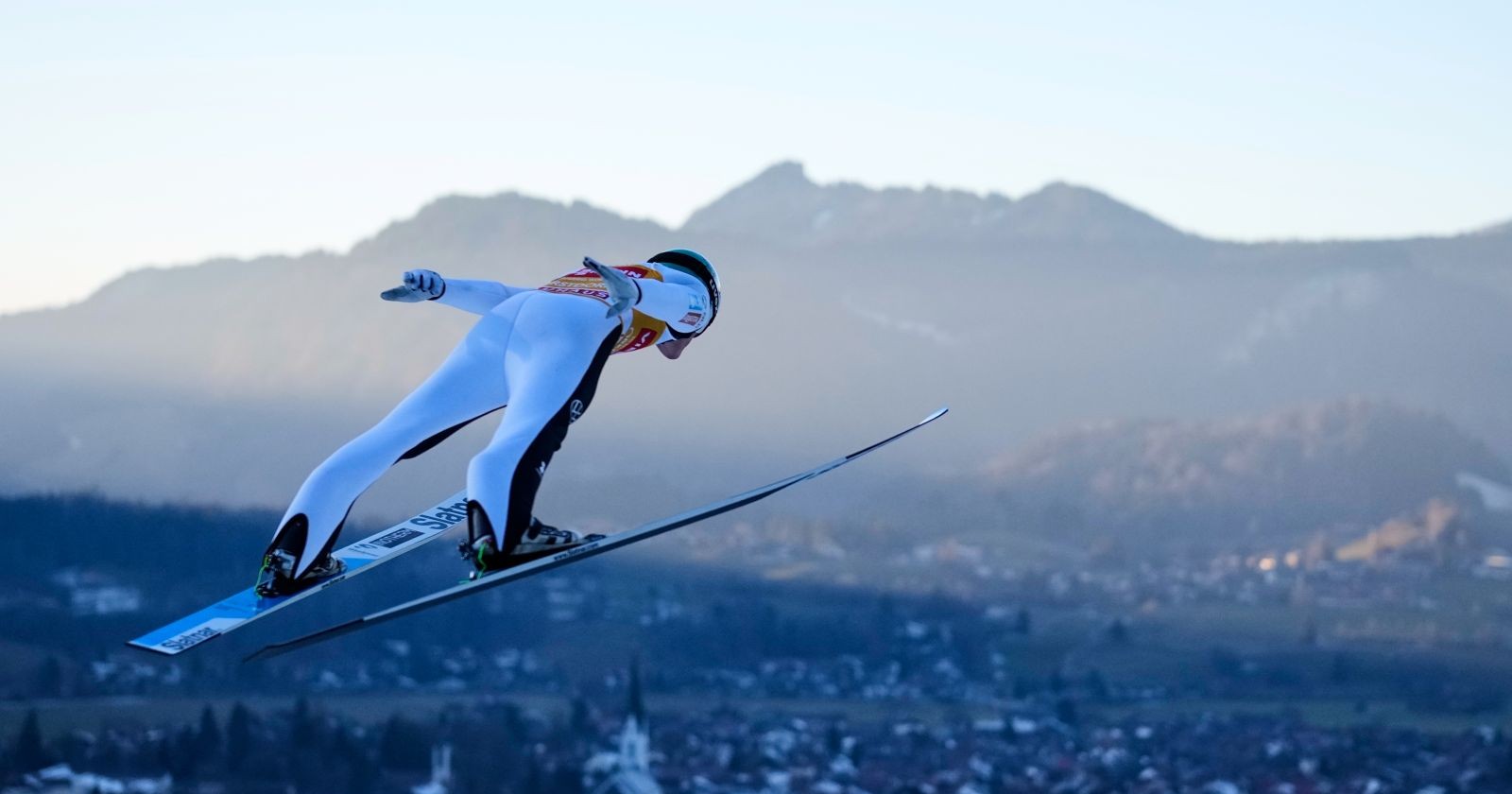 Domen Prevc während eines Trainingssprungs auf der Allgäu-Schanze in Oberstdorf