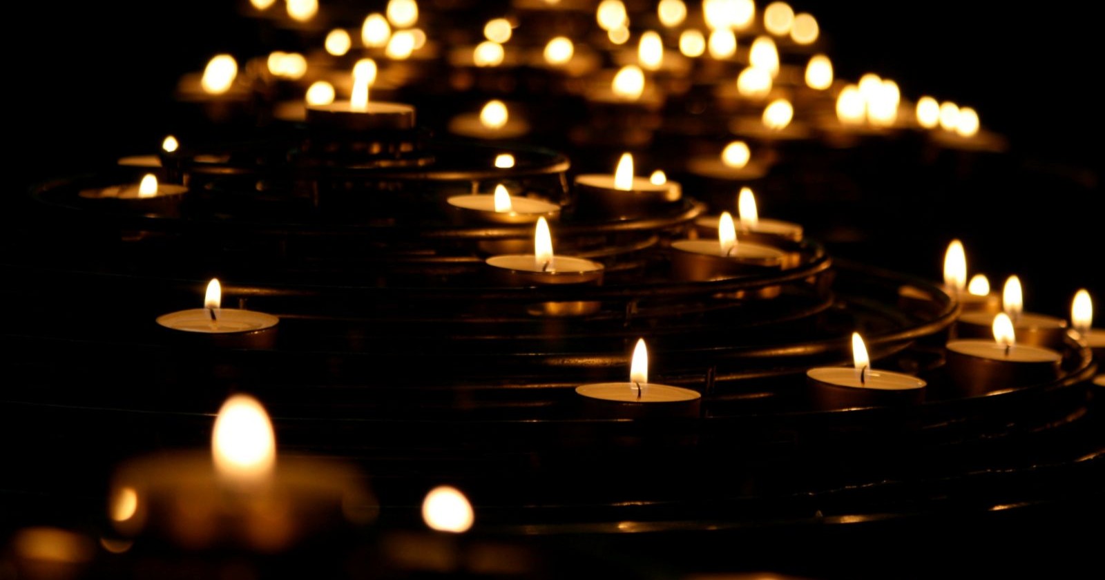 Brennende Kerzen im Dunkeln