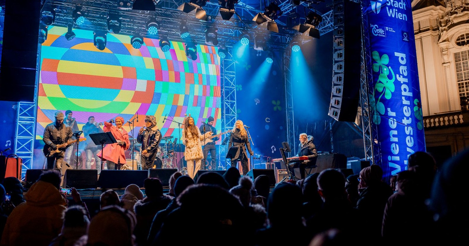 Band auf einer Bühne in der Silvesternacht