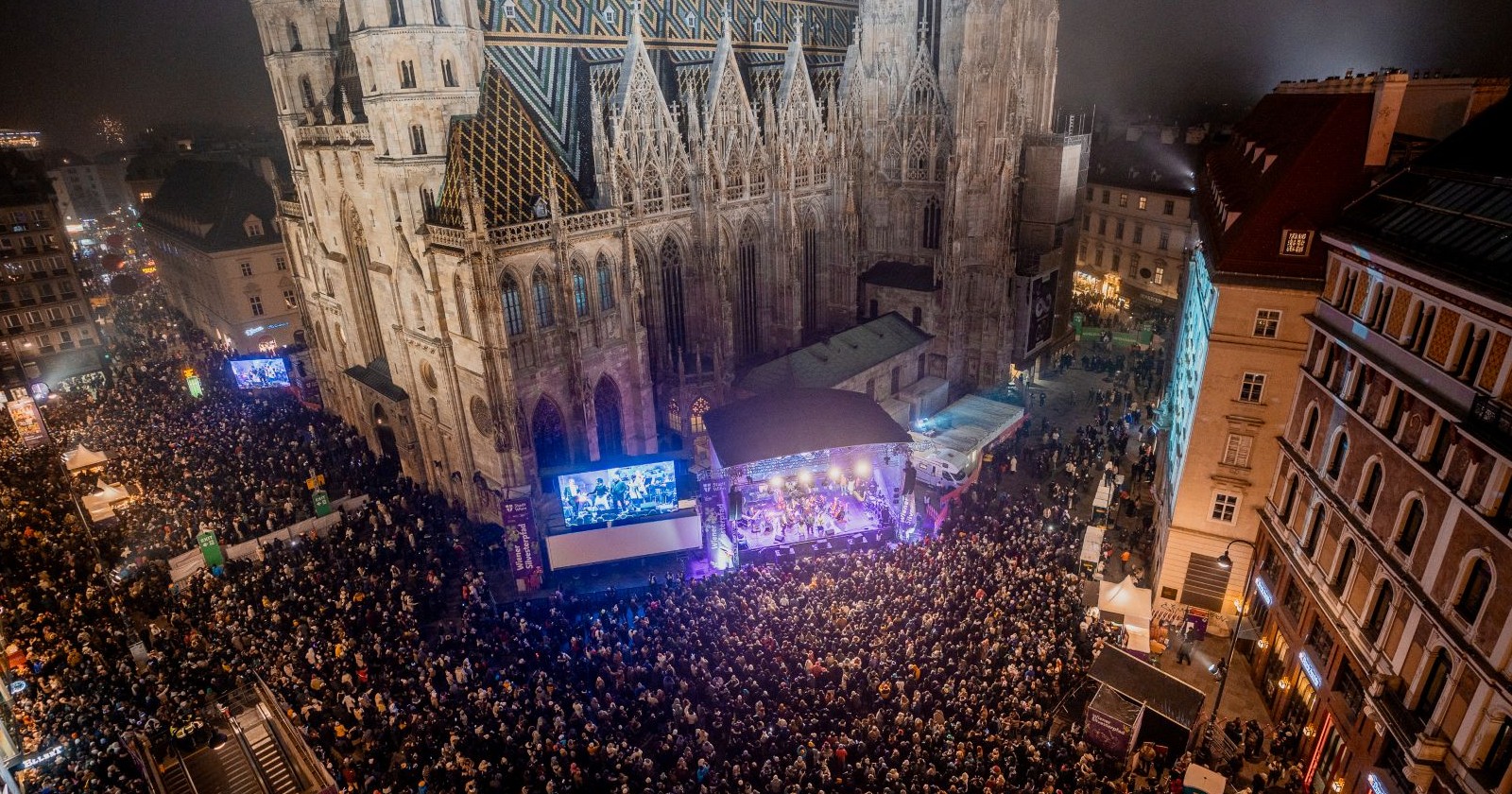 Menschenmenge vor dem Stephansdom in der Silvesternacht 2024