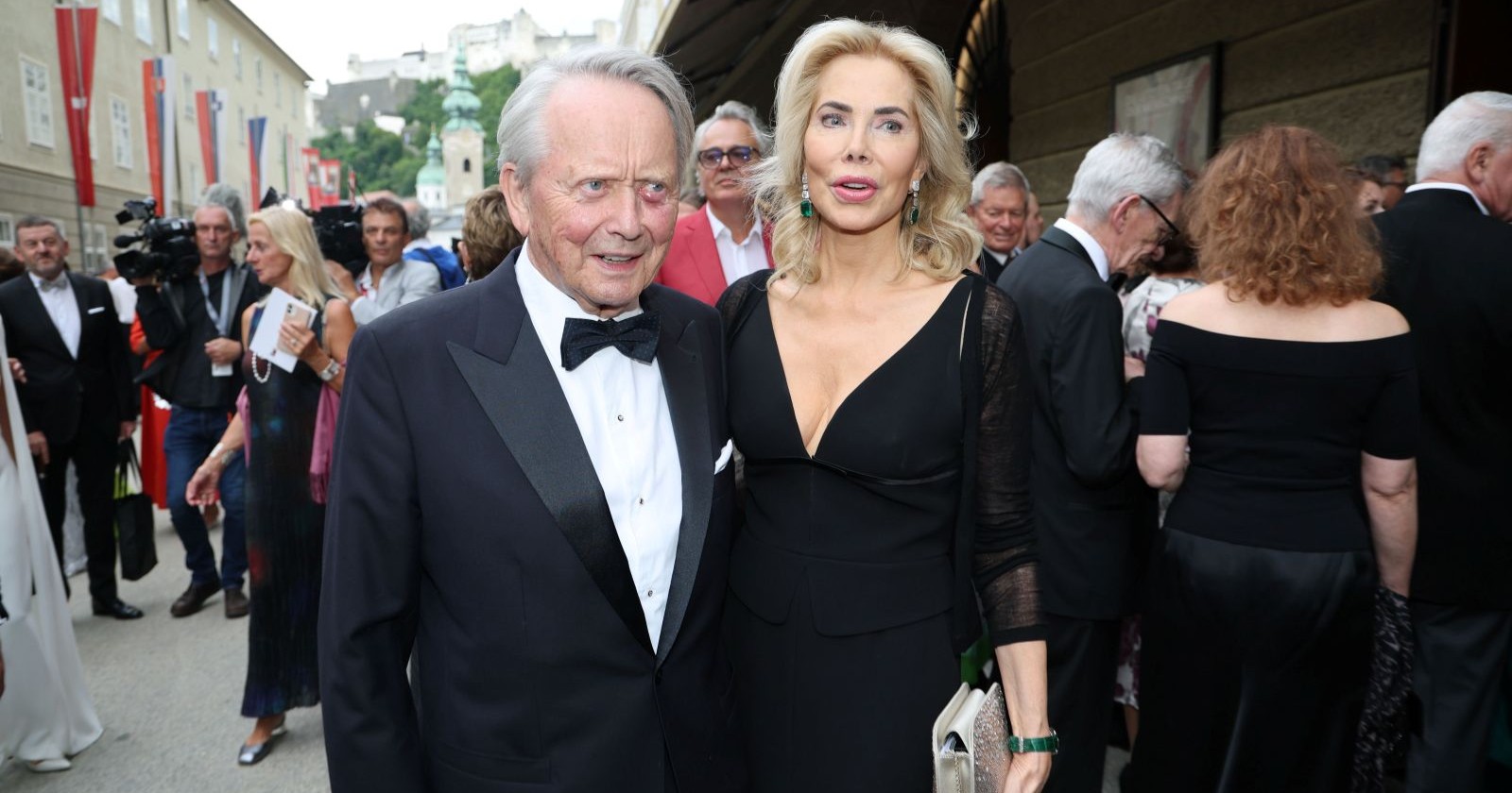 Premiere der Oper Maria Stuarda im Großen Festspielhaus Salzburg. Im Bild Prinzessin Gabriele zu Leiningen (ehemals Begum) mit Wolfgang Porsche