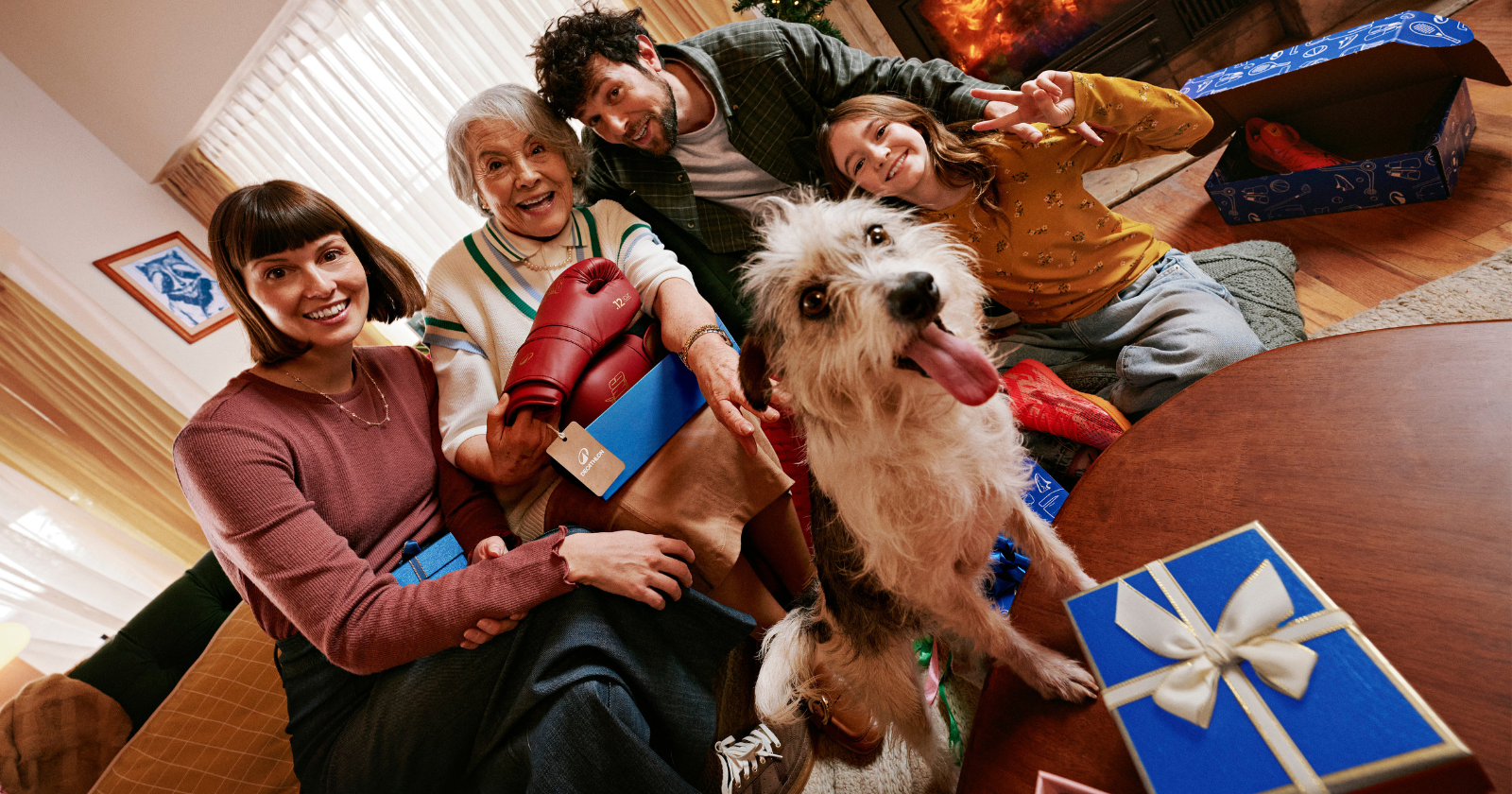Familie zu Weihnachten mit Geschenken | Credit: Decathlon