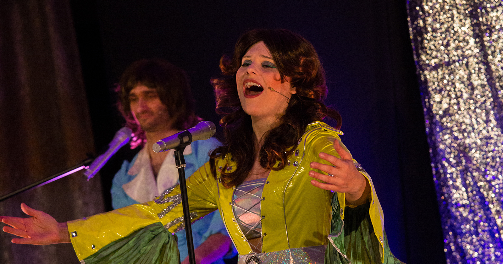 Sängerin auf der Bühne singt ABBA-Songs | Credit: The Musical Sound