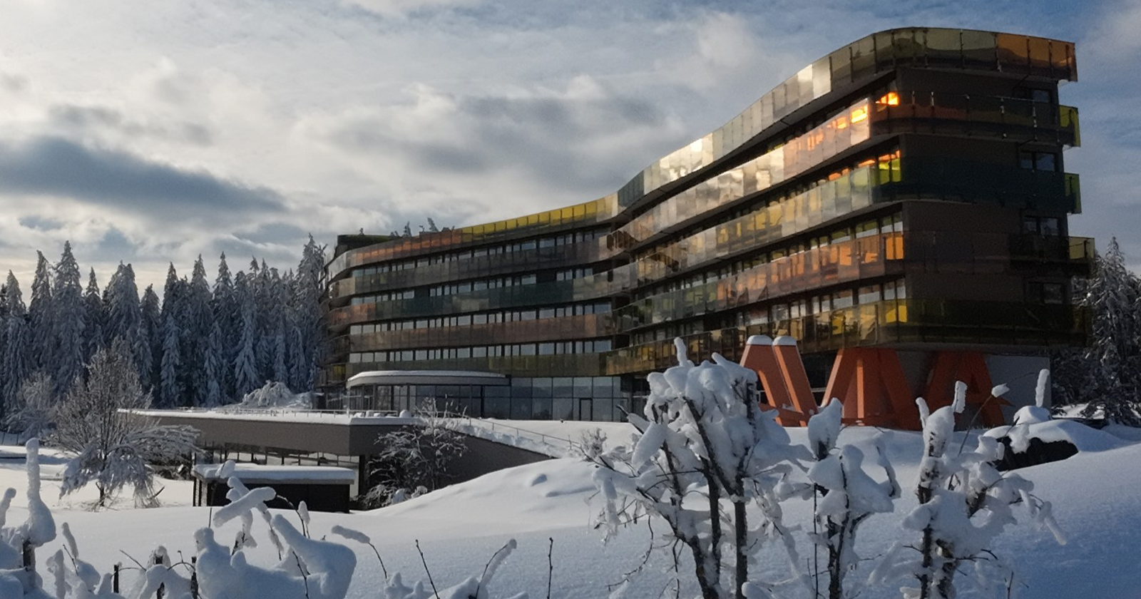 Hotel AVIVA vor winterlicher Kulisse | Credit: Hotel AVIVA