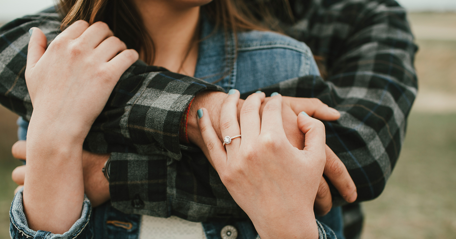 Pärchen in inniger Umarmung | Credit: iStock.com/JenAphotographer