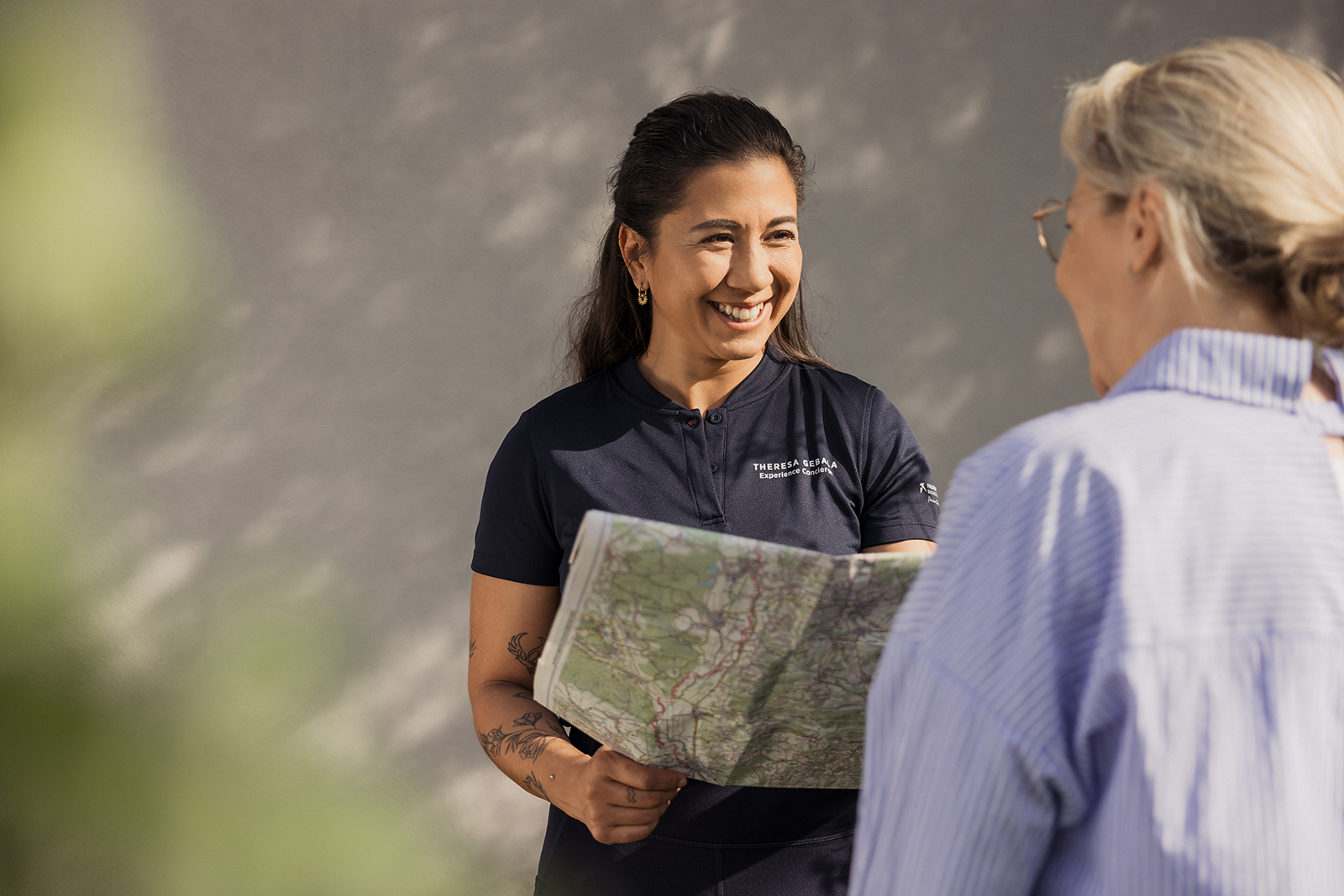 Mitarbeiterin im Gespräch mit Kundin | Credit: Falkensteiner Balance Resort Stegersbach