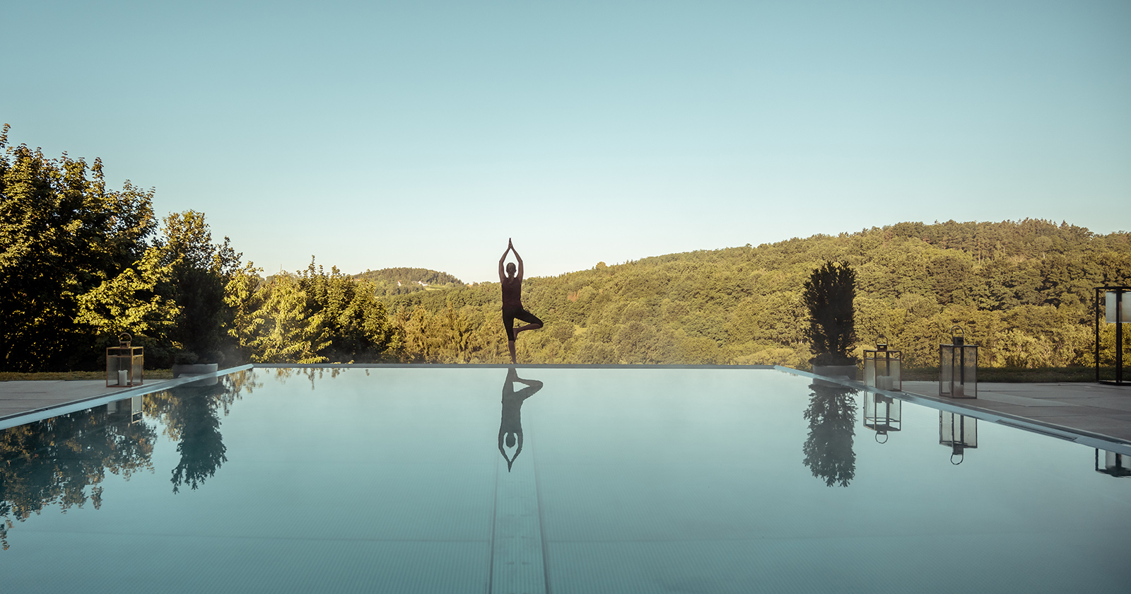 Frau beim Yoga vor dem Falkensteiner Balance Resort Stegersbach | Credit: Außenansicht des Falkensteiner Balance Resorts Stegersbach | Credit: Falkensteiner Balance Resort Stegersbach
