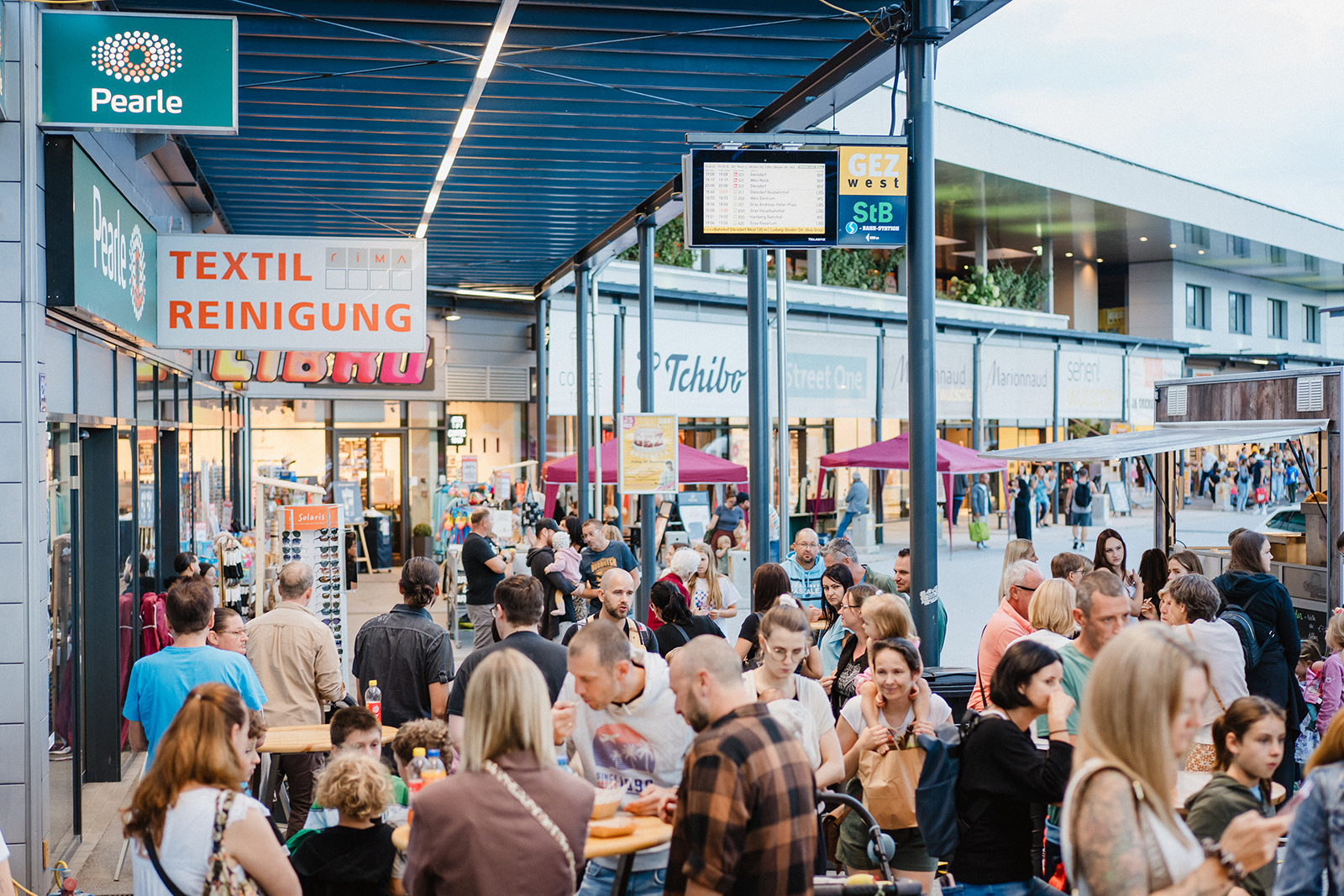 Kundinnen und Kunden vor einem Shopping-Center | Credit: GEZ west