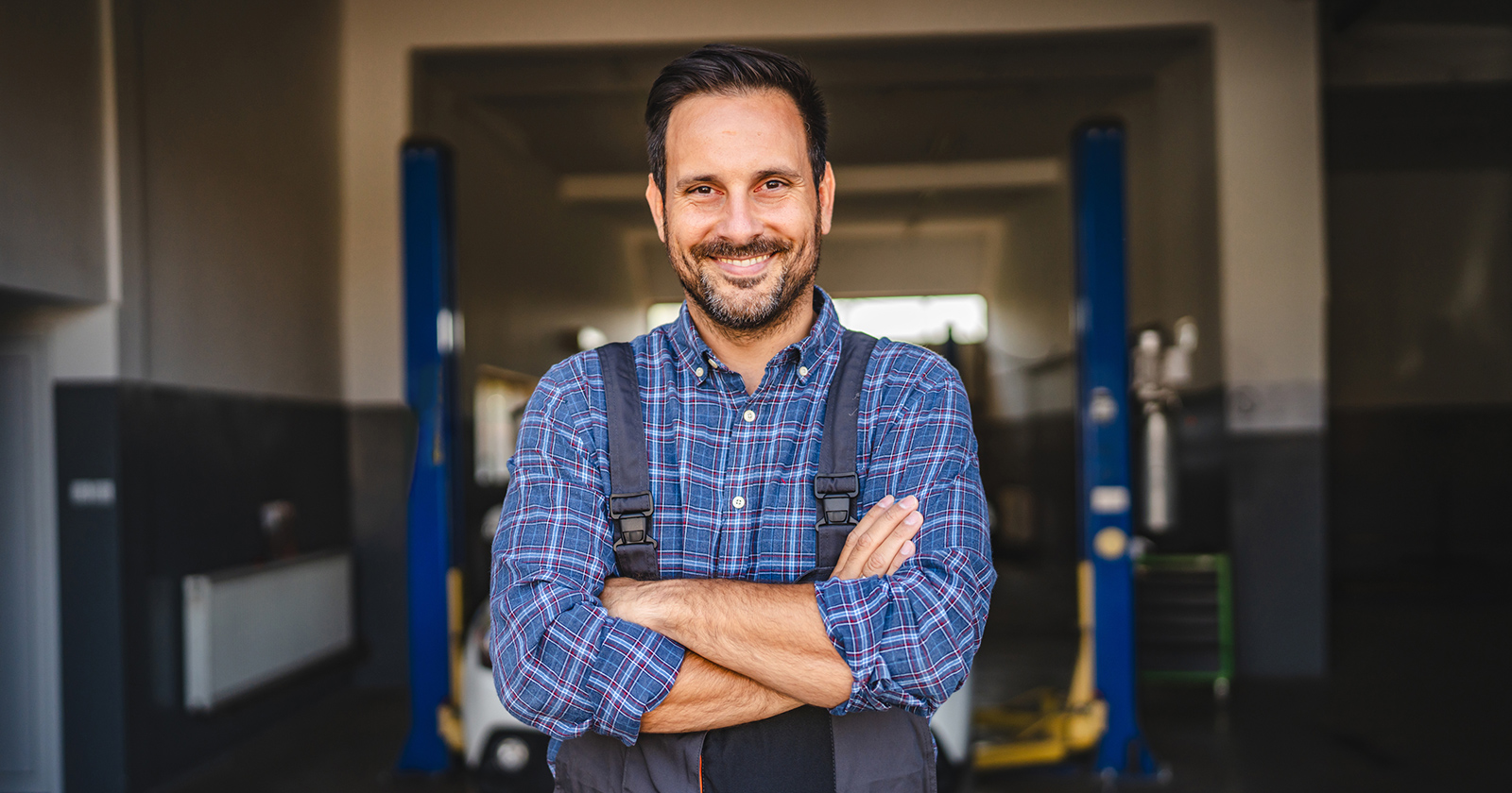 Handwerker mit verschränkten Armen | Credit: iStock.com/Miljan Živković