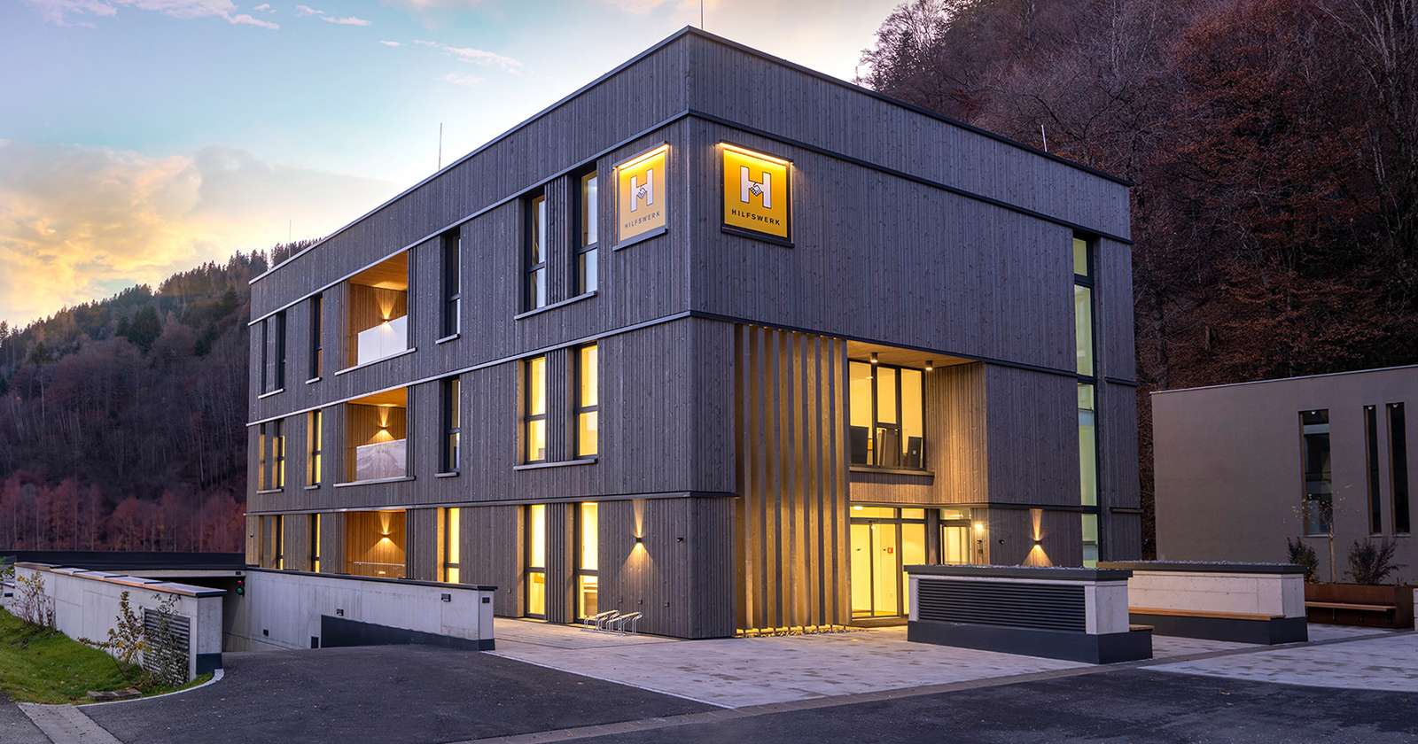 Modernes Gebäude aus Beton | Credit: Hilfswerk Salzburg