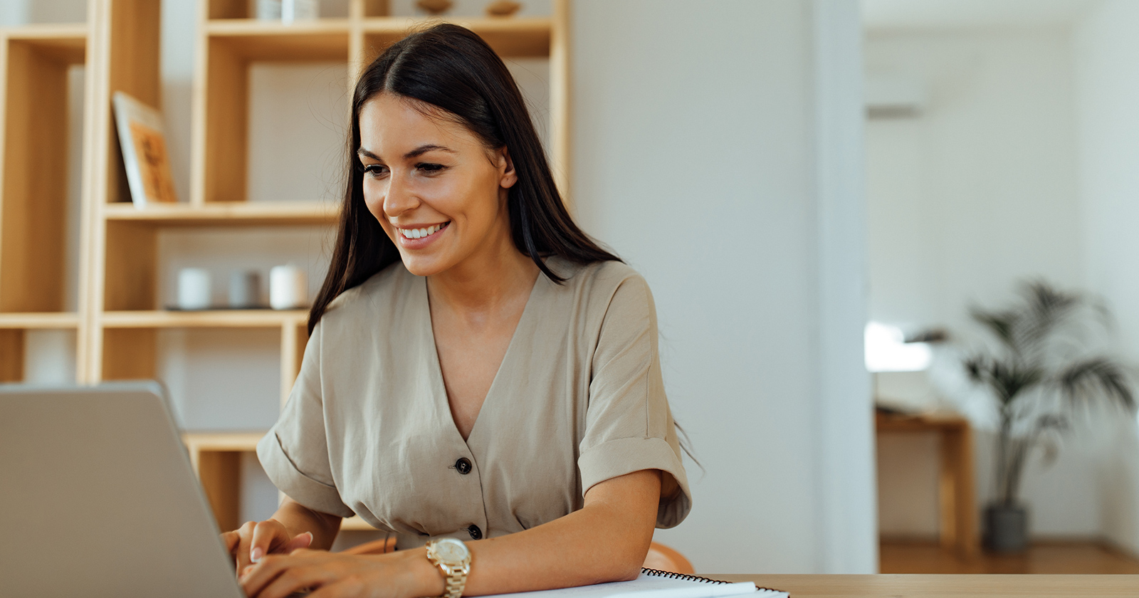 Frau am Notebook | Credit: iStock.com/nortonrsx