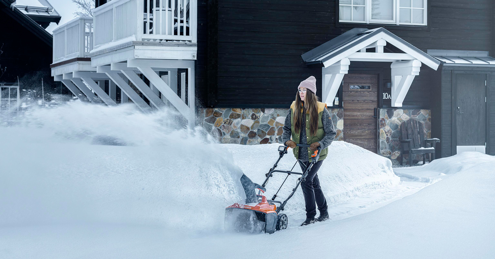 Frau beim Schneefräsen | Credit: Husqvarna