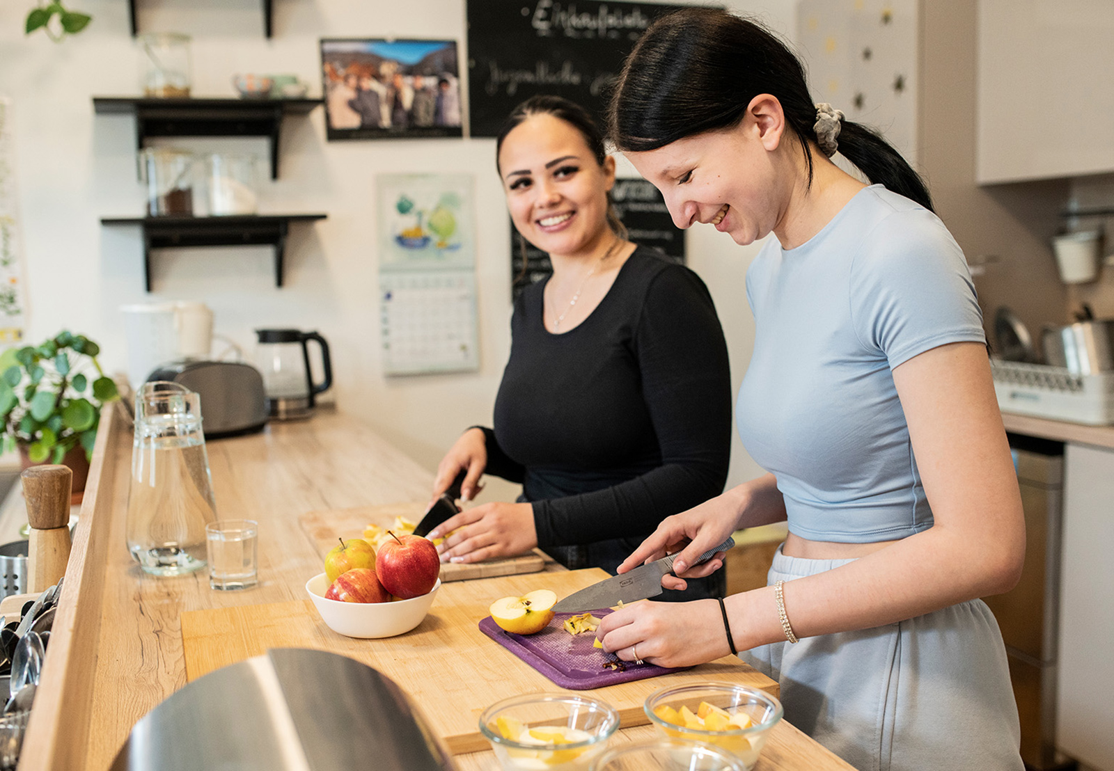 Zwei junge Frauen beim gemeinsamen Kochen | Credit: Jugend am Werk Steiermark/Miriam Raneburger