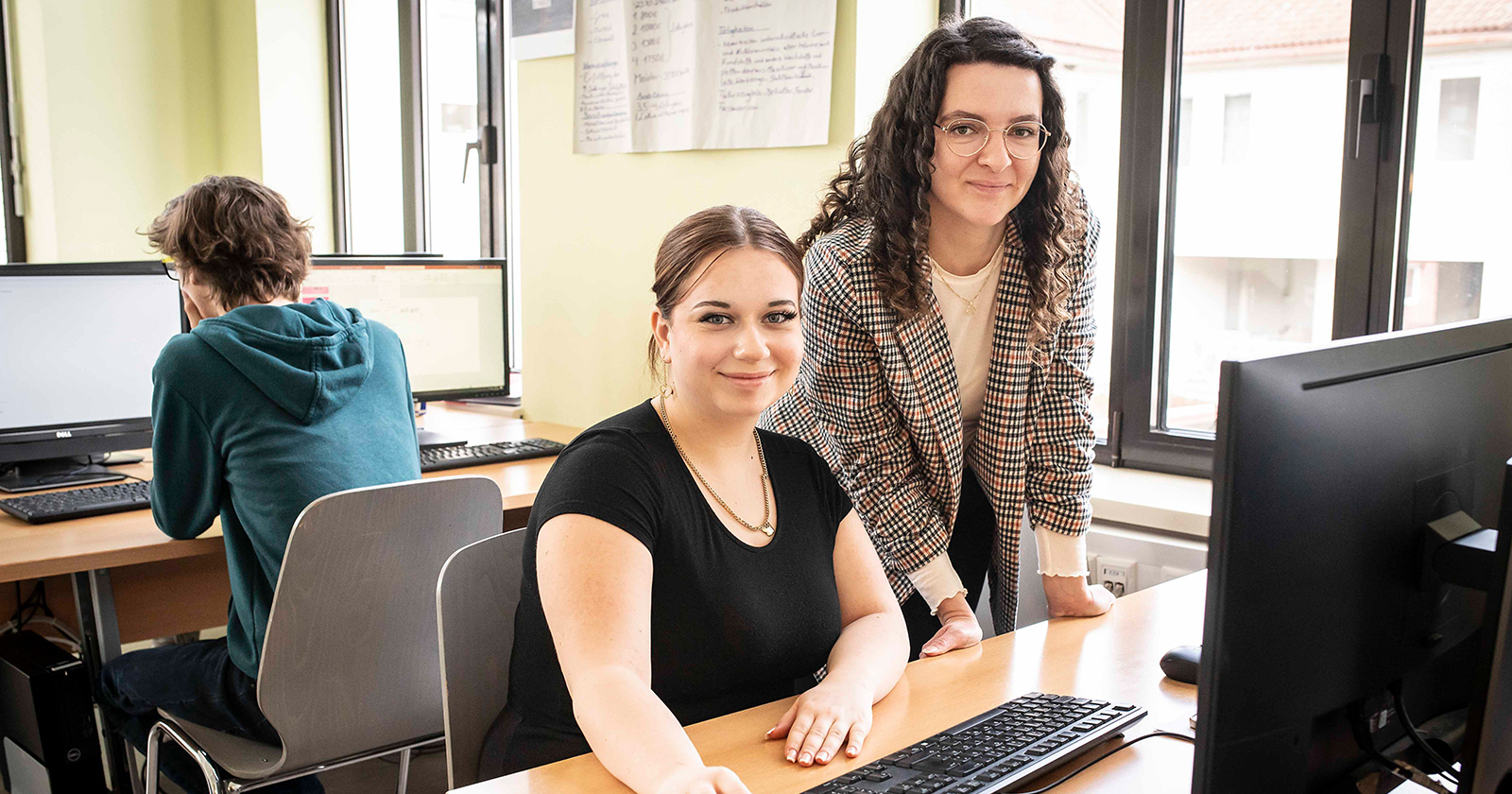 Junge Frau mit ihrer Ausbildnerin vor dem PC | Credit: Jugend am Werk Steiermark/Miriam Raneburger