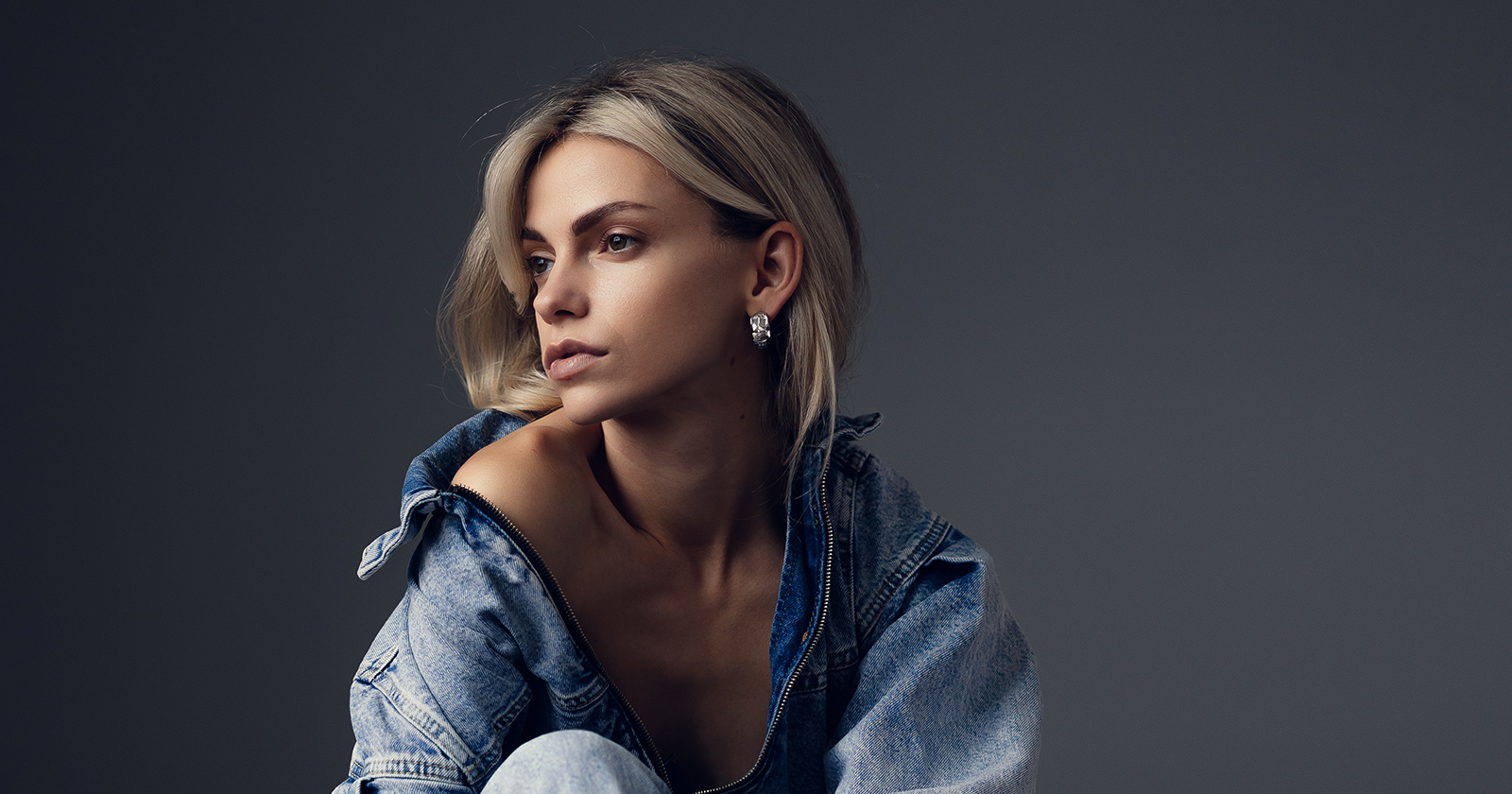 Junge Frau in Jeansjacke | Credit: iStock.com/Misha Kravets