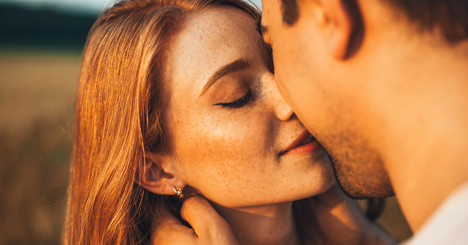 Liebespaar küsst sich | Credit: iStock.com/Strelciuc Dumitru