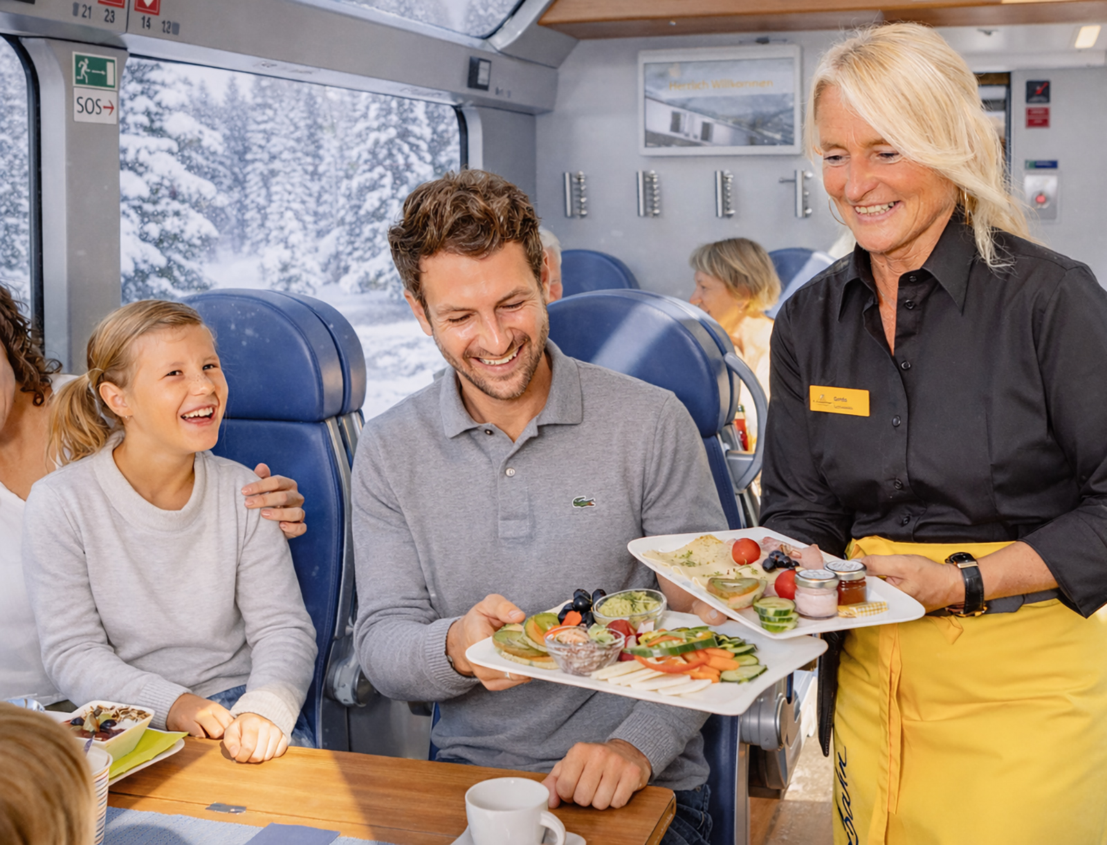 Mann und Tochter beim Frühstück im Zug | Credit: NÖVOG/Schwarz-König/KI-verändert