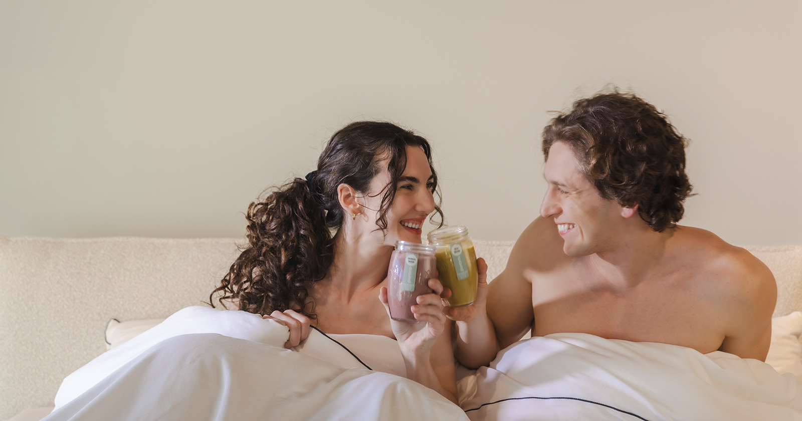 Junges Pärchen unter einer Decke im Bett | Credit: Purora/Monika Löff