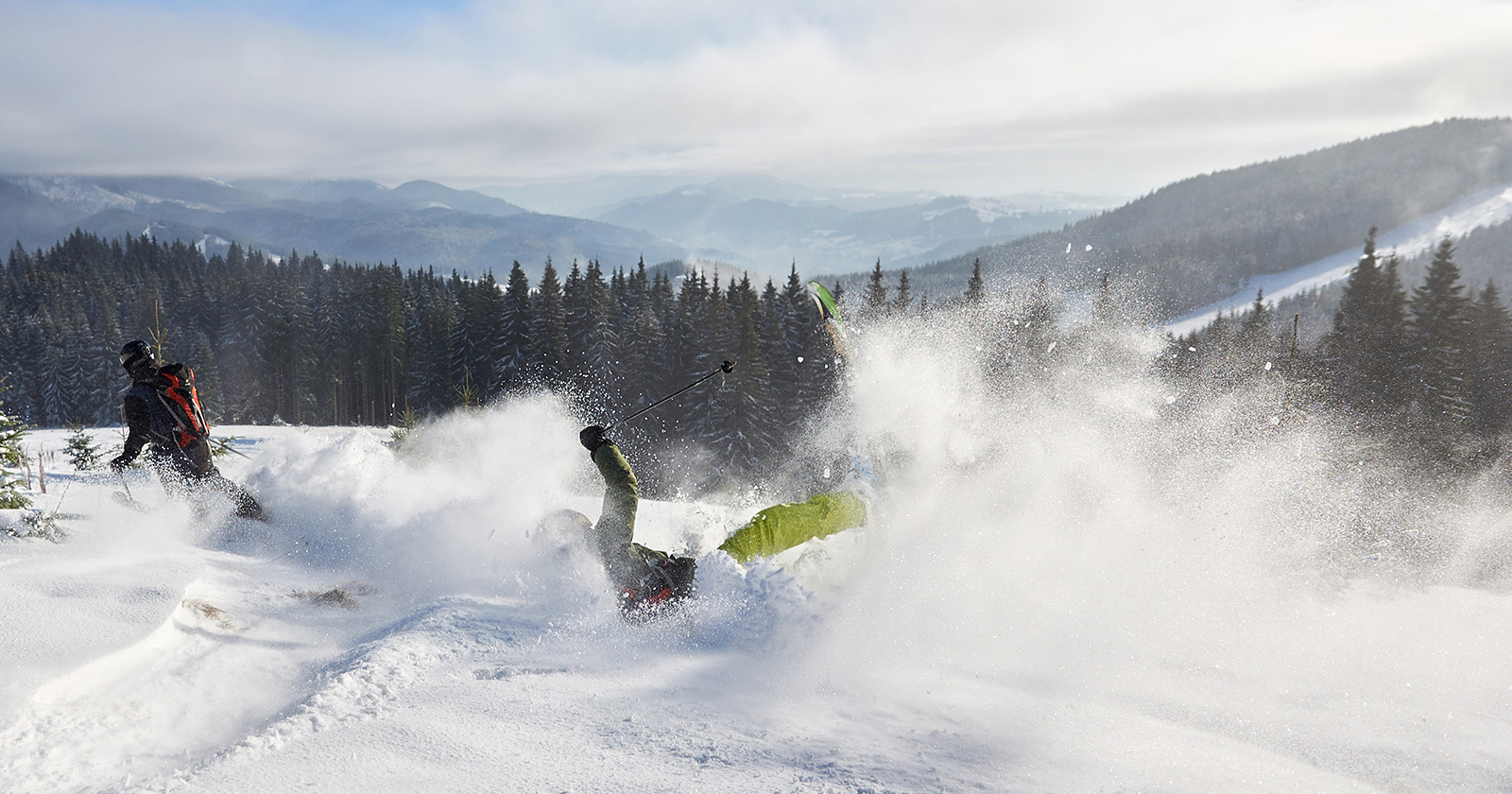 Skifahrer und Snowboarder auf der Piste | Credit: iStock.com/natoliy_gleb