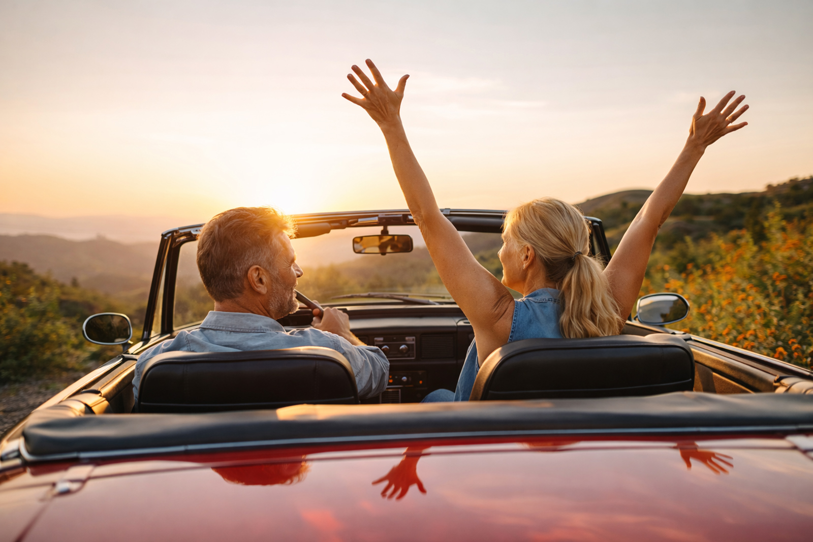Mann und Frau im Cabrio am Strand | Credit: Trainingday