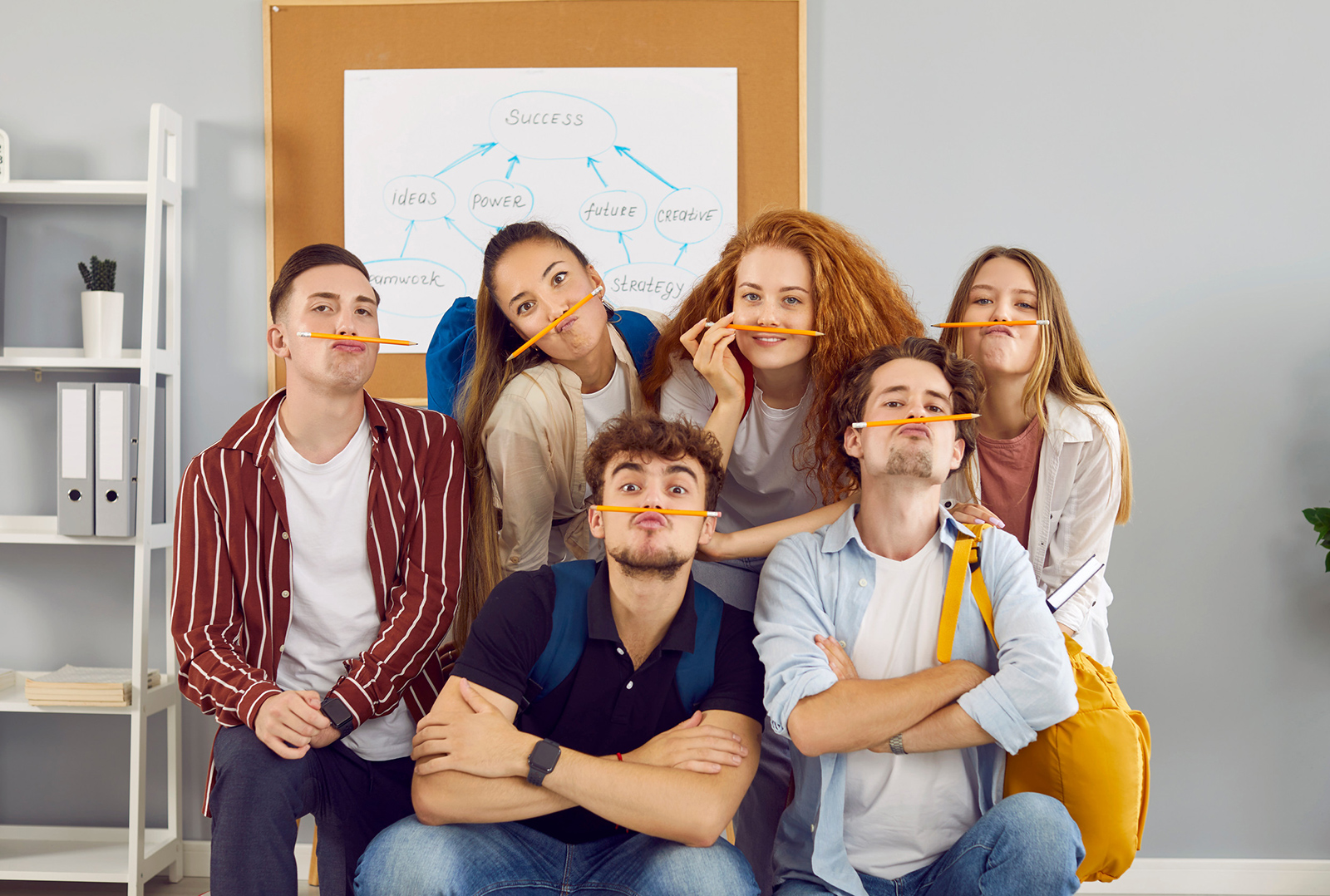 Junge Frauen und Männer in der Unterrichtspause | Credit: Trainingday