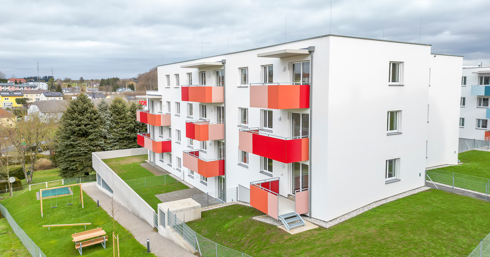 Moderne Wohnhausanlage mit mehreren Parteien im Grünen | Credit: Stefan Seyfert