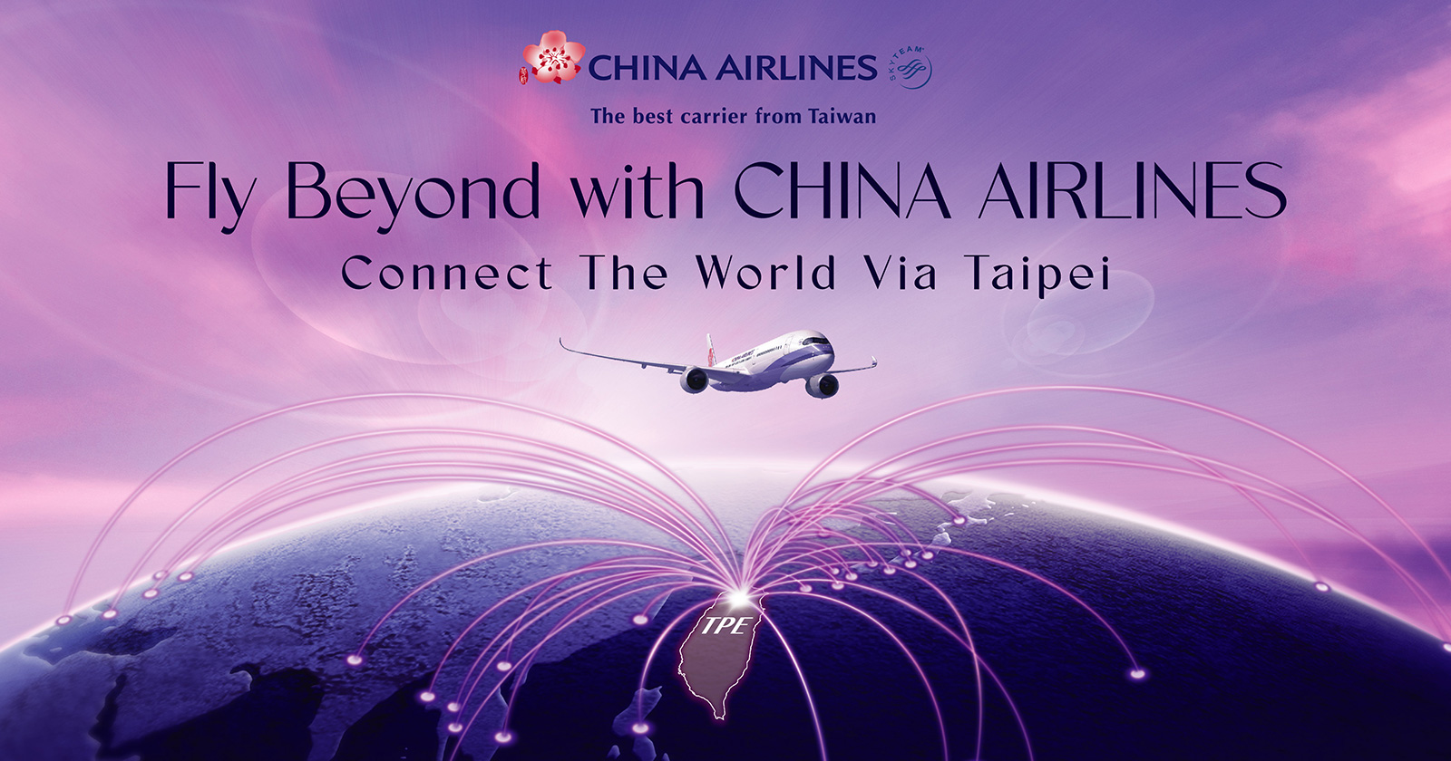 Flugzeug vor lilafarbener Kulisse fliegt über die Erde hinweg | Credit: China Airlines