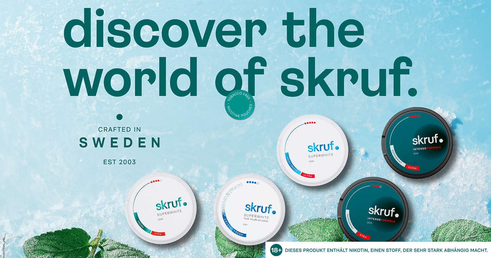 Dosen in Weiß und Petrol vor hellblauem Hintergrund | Credit: skruf