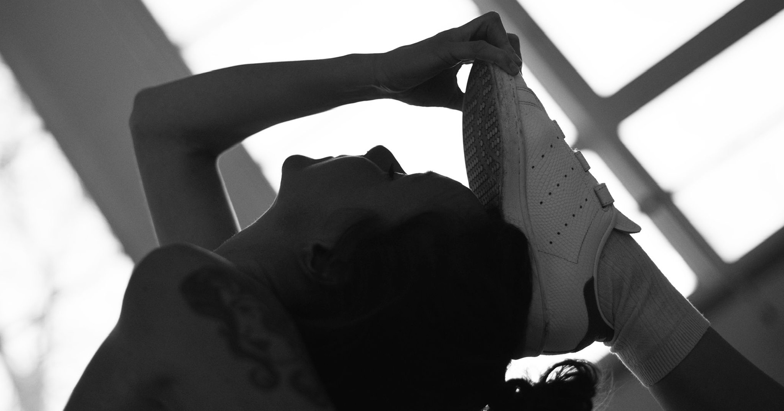 Schwarz-Weiß-Aufnahme von einer Frau beim Yoga | Credit: Yoga Loft Wien