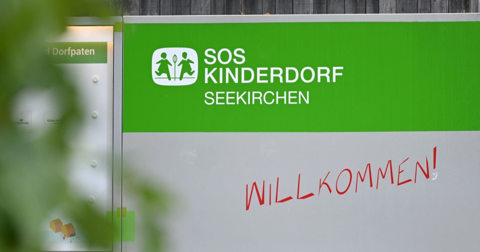 SOS-Kinderdorf grüne Tafel
