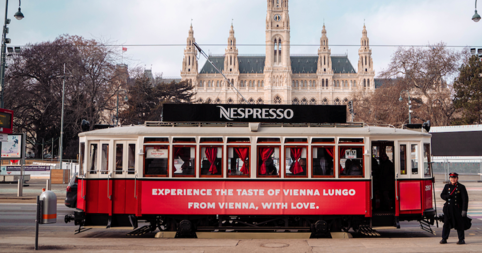 Straßenbahnwagen, im Hintergrund das Rathaus