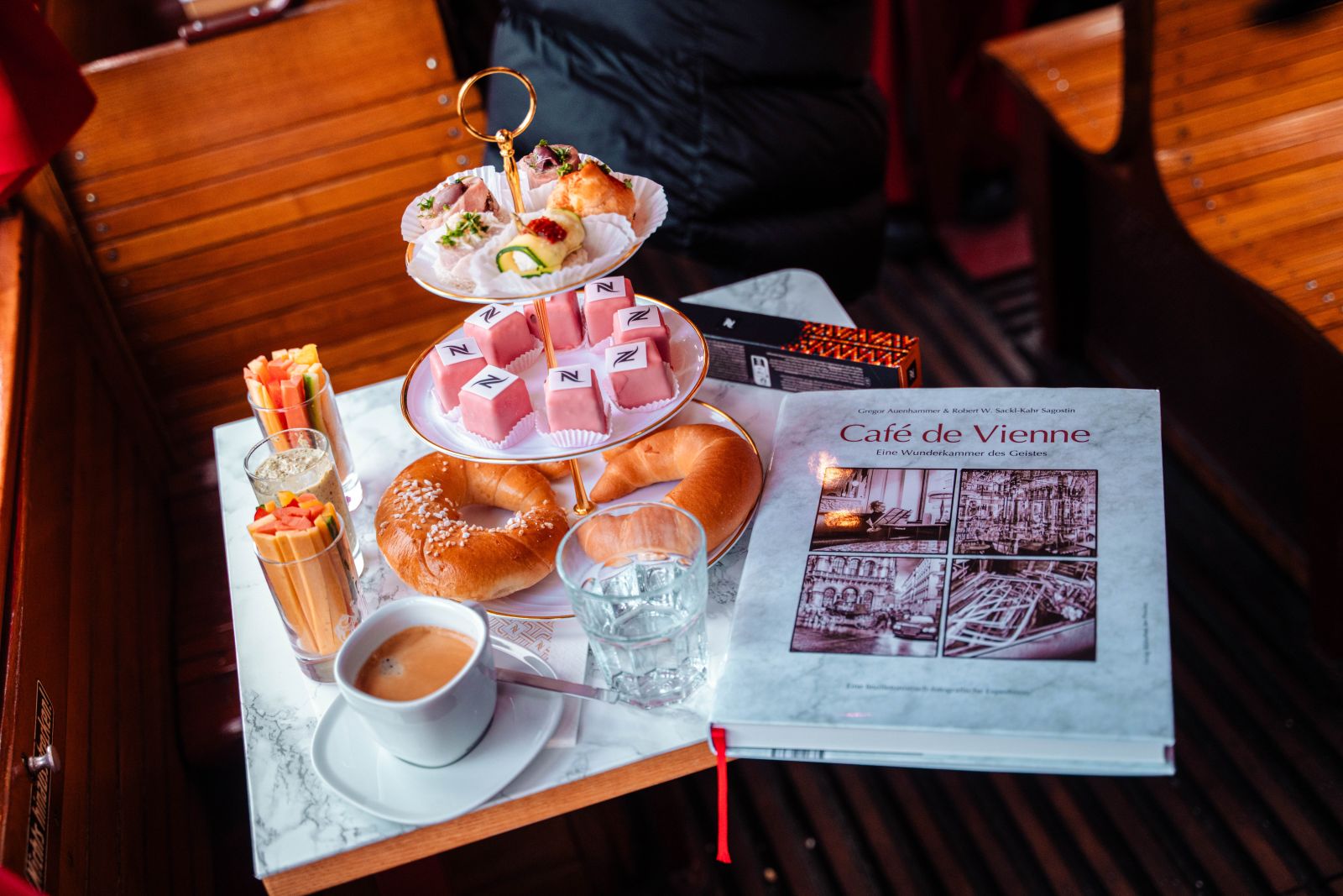 Blick auf eine Etagere mit Frühstück