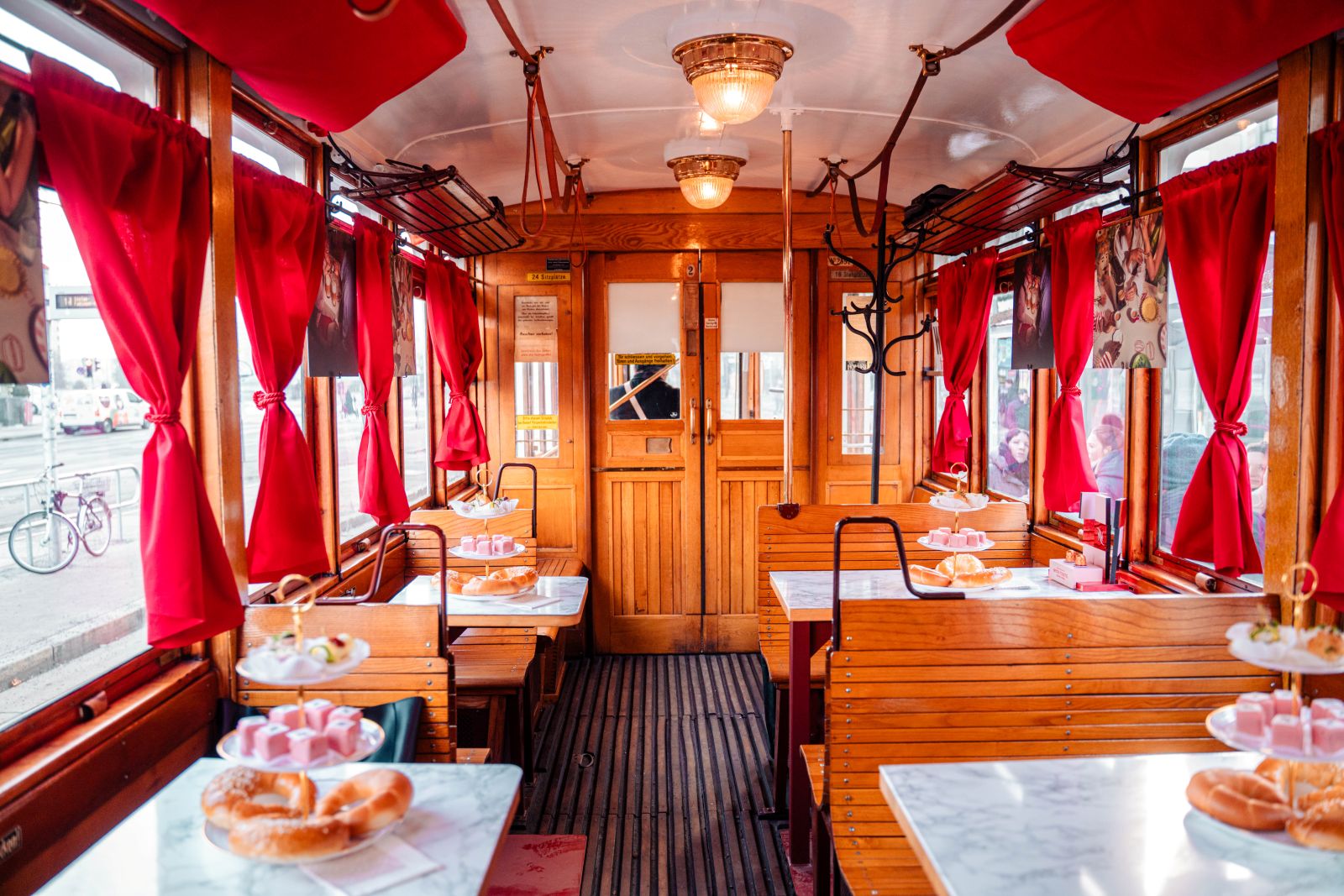 Straßenbahnwaggon innen mit deckten Tischen