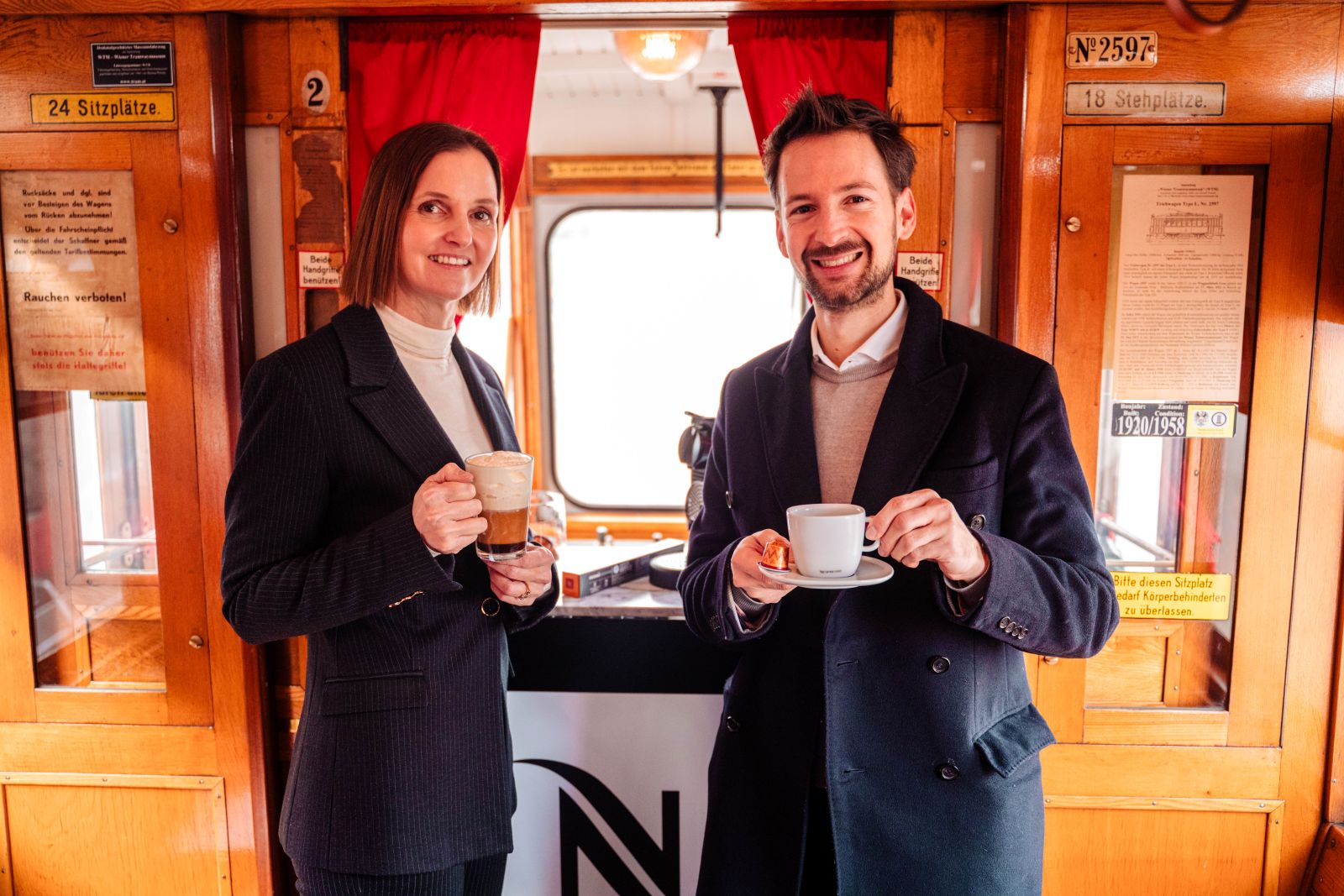 Porträt im Inneren der Straßenbahn