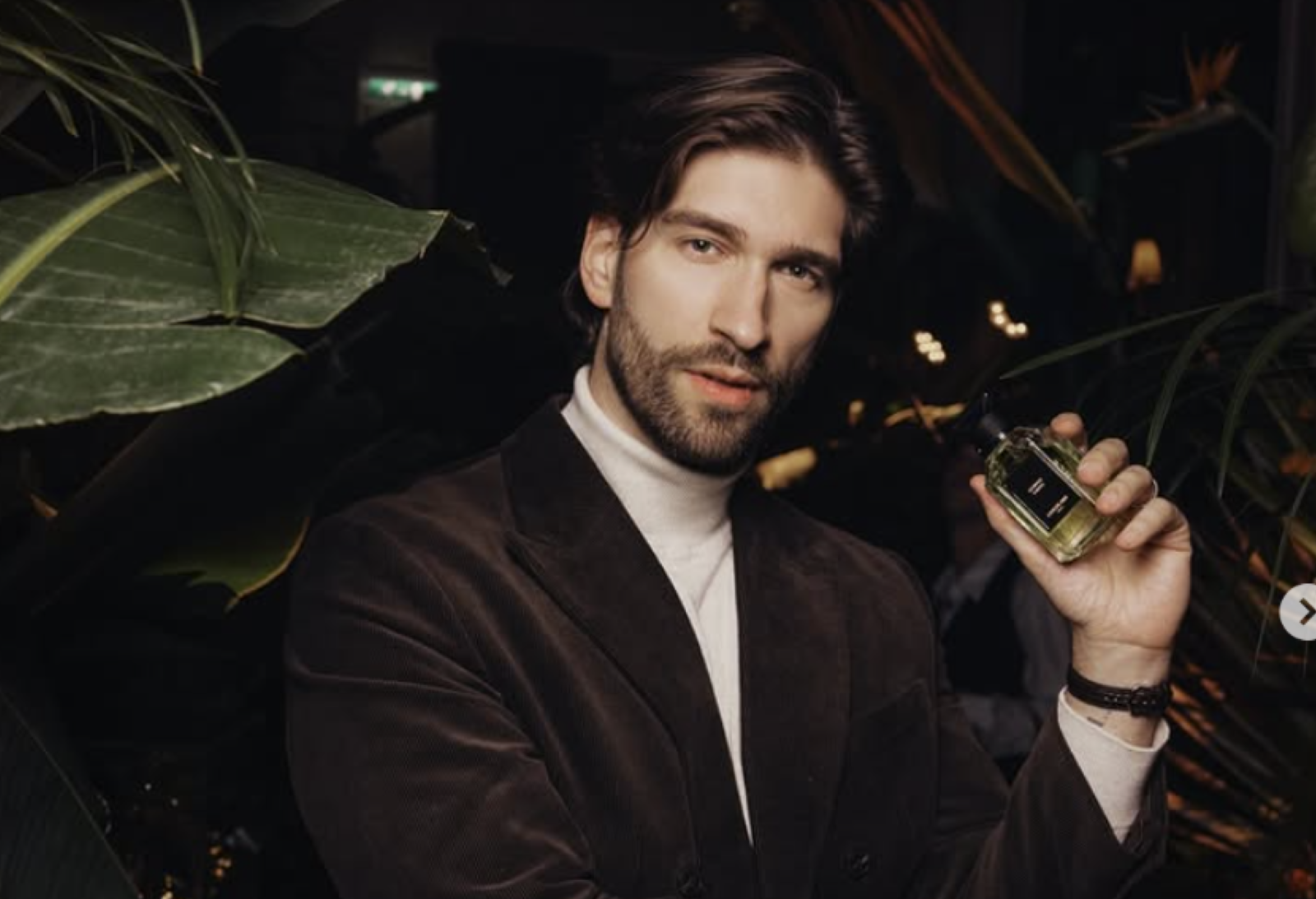 Porträt mit Flakon in der Hand