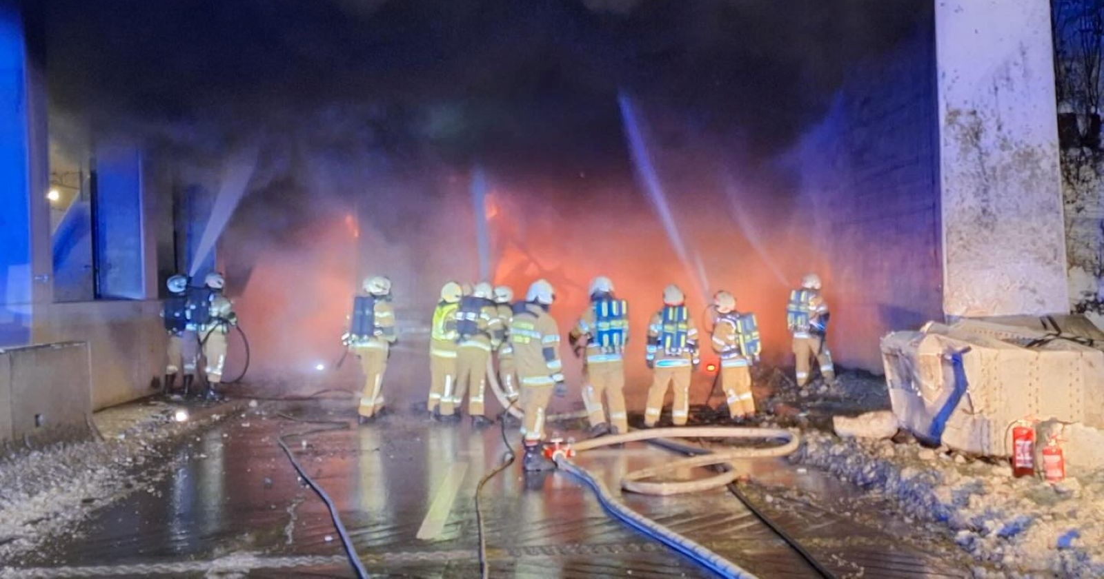Freiwillige Feuerwehr Werfen während Löscharbeiten im A10-Tunnel