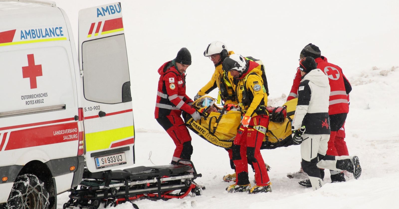 Magdalena Egger wird nach ihrem Sturz in Zauchensee abtransportiert