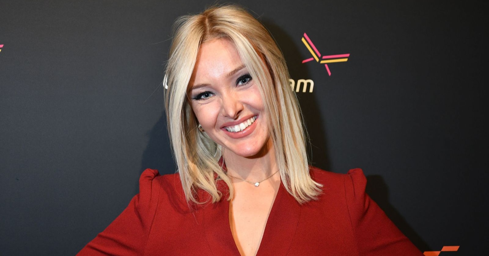 Patrice Aminati mit einem roten Kleid