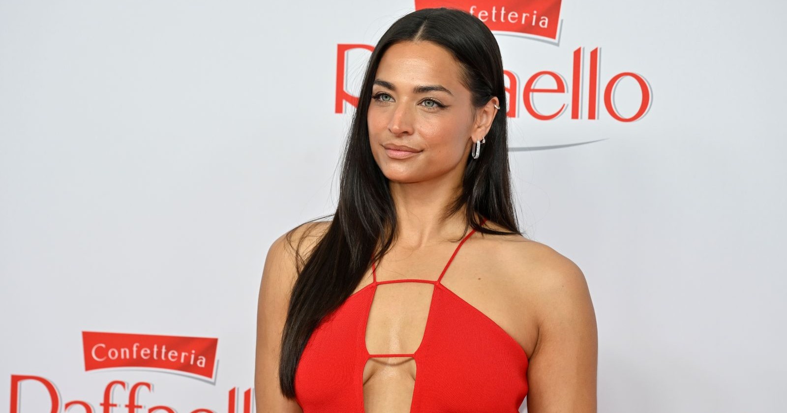 Amira Aly in einem roten Kleid