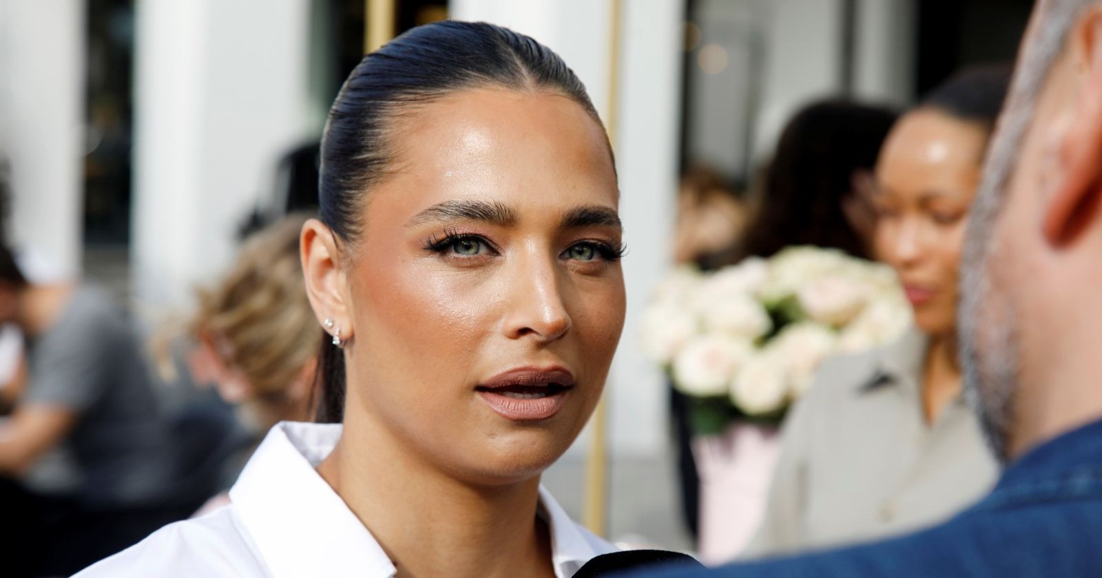 Amira Aly mit ernstem Gesichtsausdruck