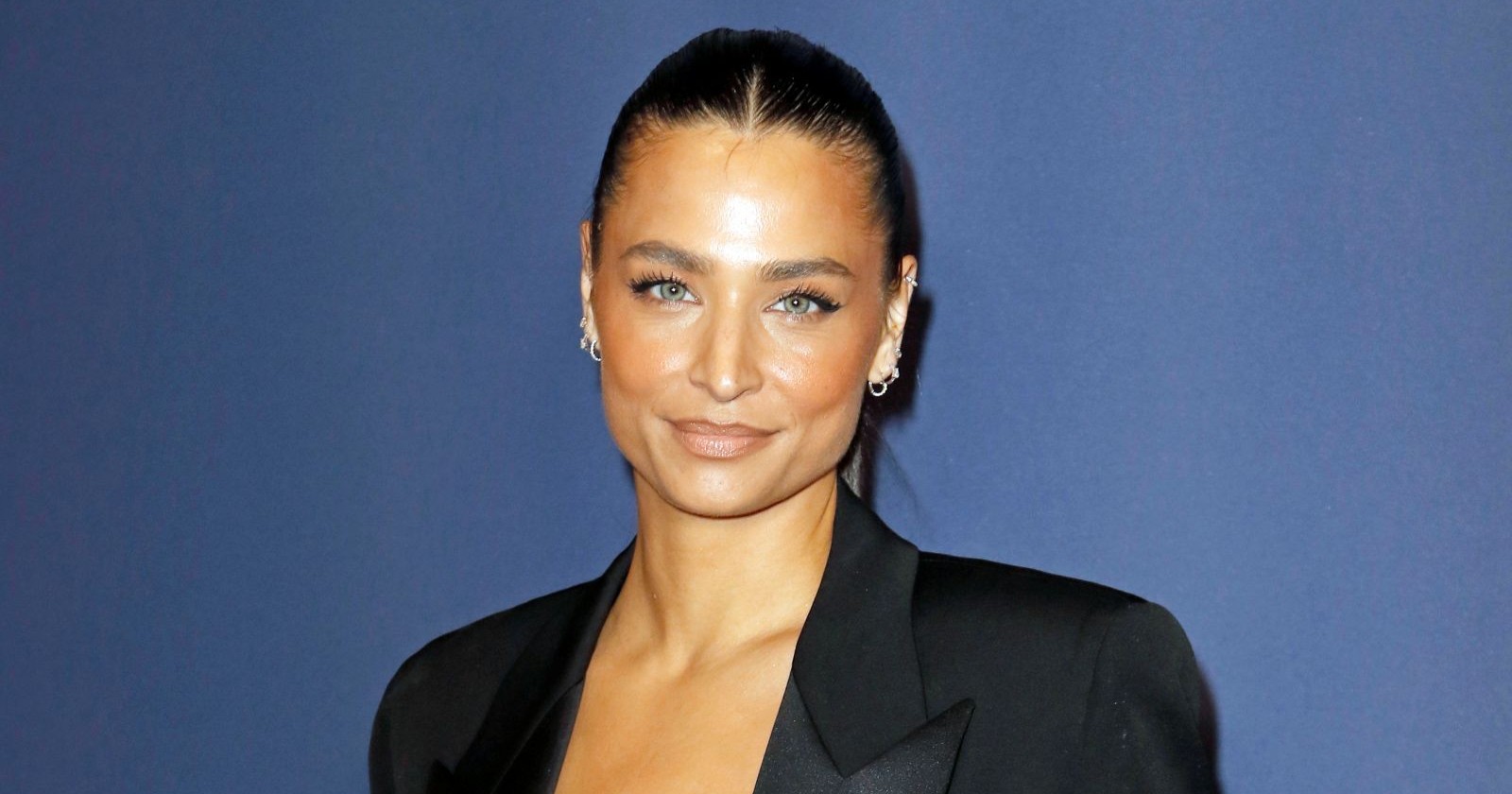 Amira Aly vor einer blauen Wand