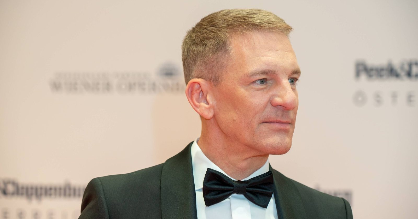 Andi Knoll im Smoking/ Andi Knoll äußert sich zu Victoria Swarovskis ESC-Moderation