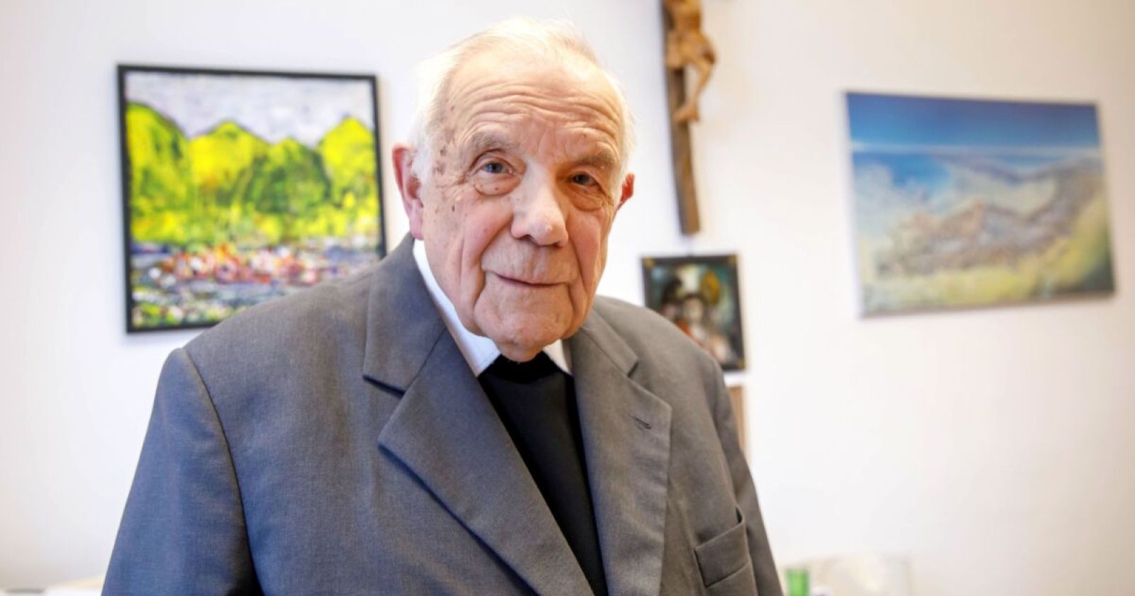 Ein alter Mann im Anzug blickt in die Kamera