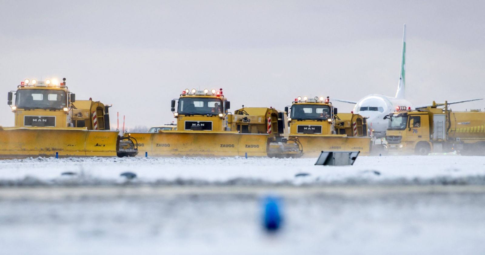 Schneeräumfahrzeuge am Flughafen in Amsterdam.
