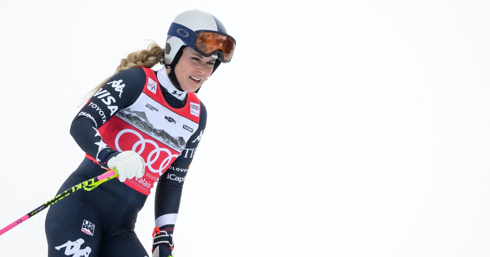 Eine Ski-Athletin fährt den Hang hinab