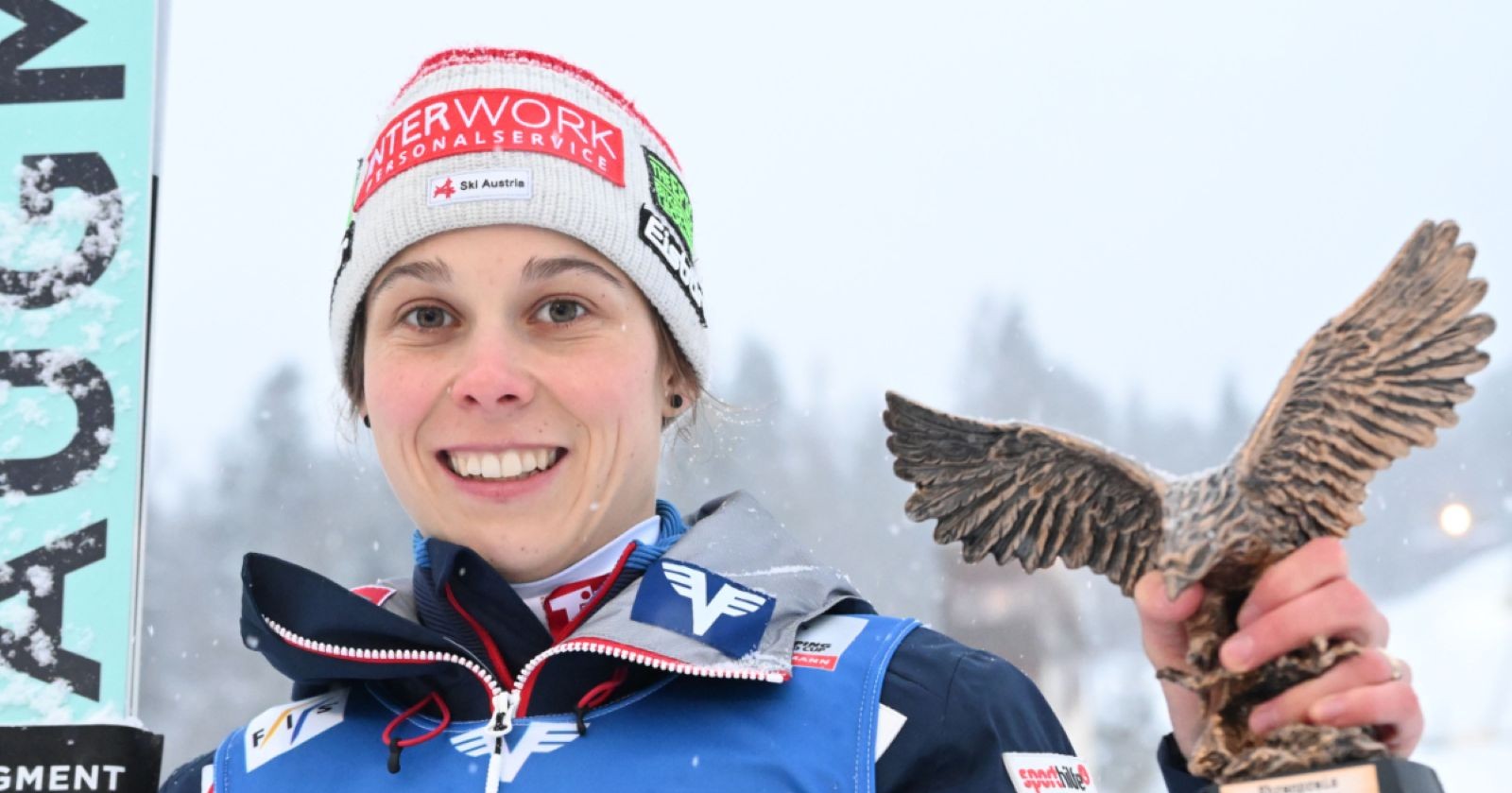Lisa Eder jubelt in Zao über ihren ersten Weltcup-Sieg.Die österreichische Skispringerin zeigt stolz ihren Pokal nach dem ersten Weltcupsieg in Zao.