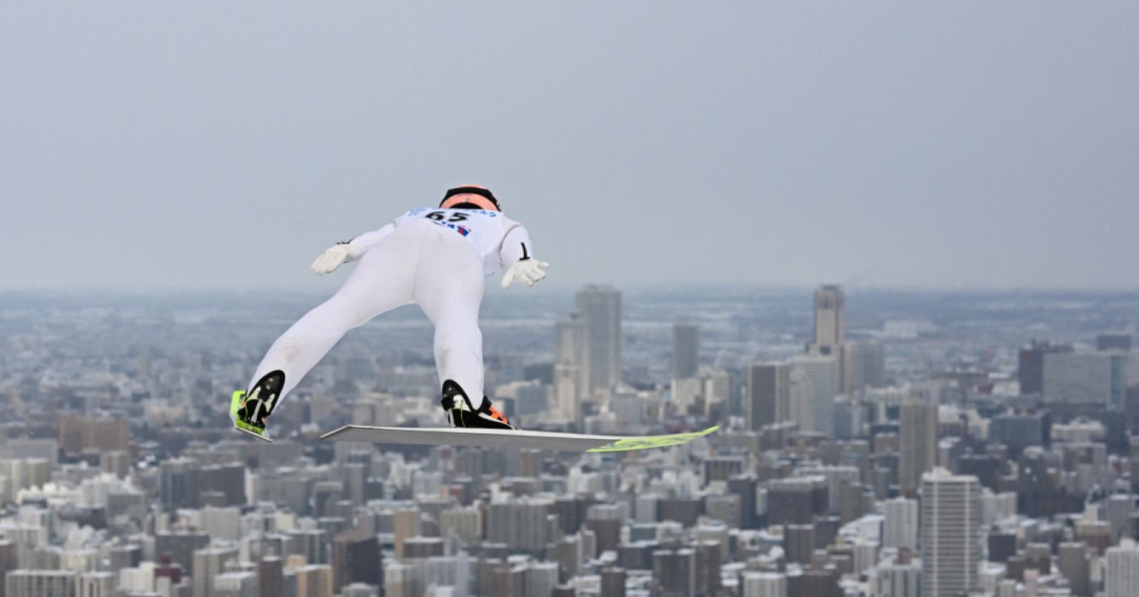 Skispringer in Sapporo mit Blick auf die Stadt