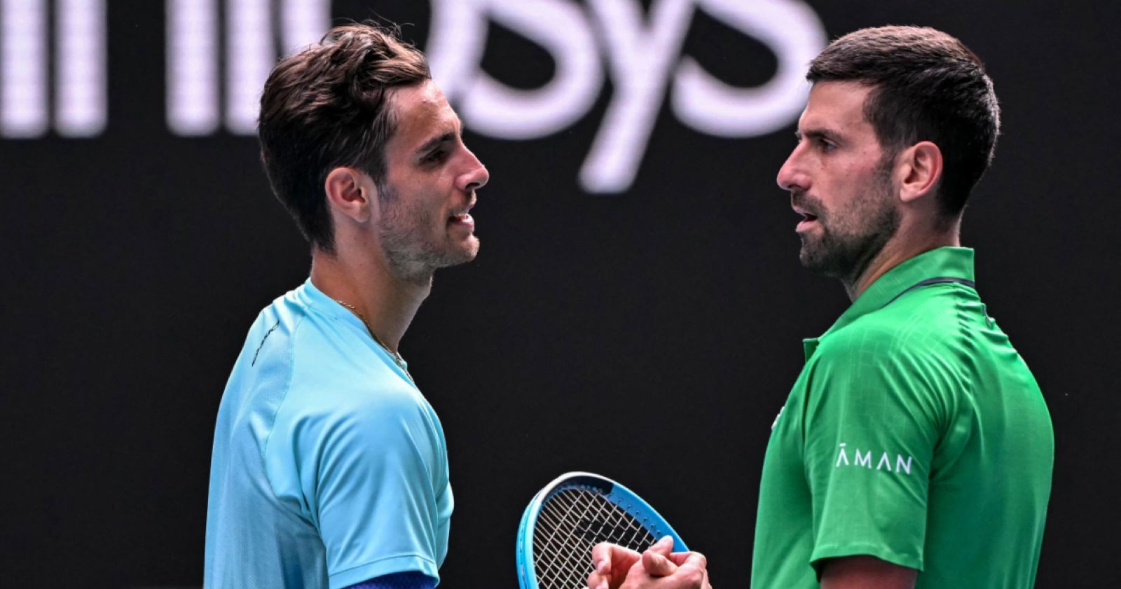 Novak Djokovic und Lorenzo Musetti geben sich nach dem verletzungsbedingten Spielabbruch bei den Australian Open die Hand.