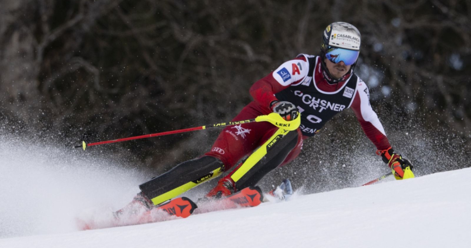 Slalom Wengen 2026: Manuel Feller heizt die Piste runter, er liegt nach dem ersten Durchgang als bester Österreicher auf Platz 7.